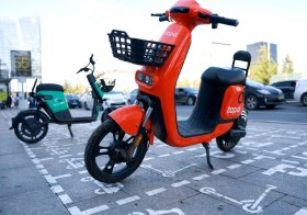 ЦАХИЛГААН ДУГУЙ, СКҮҮТЭРИЙН ЗОГСООЛ ХИЙЖ БАЙНА