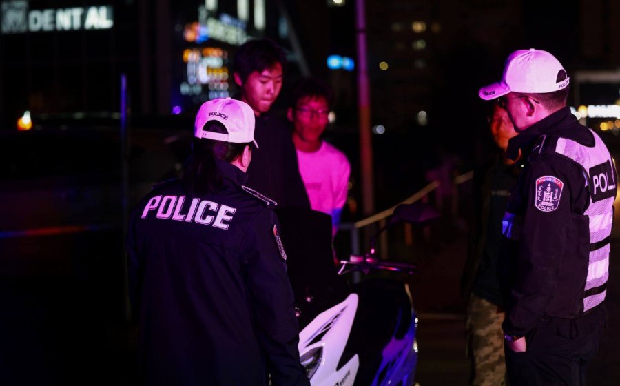 СУРРОН, МОТОЦИКЛЬТОЙ НАСАНД ХҮРЭЭГҮЙ ЖОЛООЧИД АВТО ЗАМ ДЭЭР "НИСЭЖ" БАЙНА